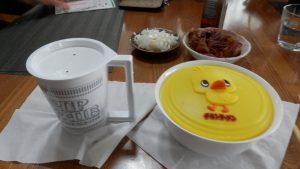 再利用可能なカップヌードルとチキンラーメン