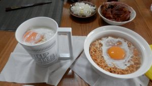 再利用可能なカップヌードルとチキンラーメンの中身