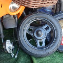 チョイノリの前後のタイヤを交換した。 チョイノリのタイヤ交換