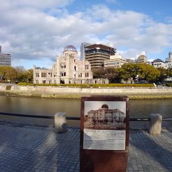 原爆ドームを対岸から