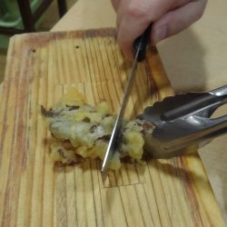 ホルモン天ぷらは各自で切る