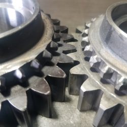 内燃機屋さんから部品が上がってくるので、ミッションのOHをして方針決めをした。 2ndギアの歯の高さが違う