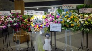 ５０周年記念の花束がいっぱい