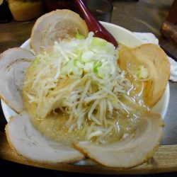 親戚関連の挨拶周りを兼ねて懐かしい弁慶のラーメンを食べた。 弁慶のチャーシュー麺