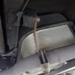 マフラーマウントの角形がちぎれている。