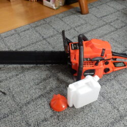 中華チェーンソーで2stなので混合器が付属している