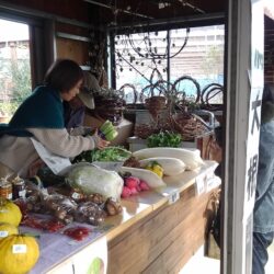 年末年始の準備を行った。 物がよく、イモ類が半額くらいとのこと。