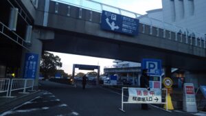 みなとみらい公共駐車場は7時きっかりに開く。料金は一日で2100円