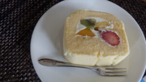 千疋屋のフルーツロールケーキ