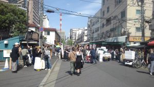 土曜日は、人でいっぱいだった。