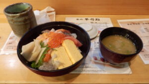 築地の挙母鮨の上海鮮丼