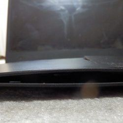 バッテリが膨張して、シャーシが曲がっている