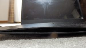 バッテリが膨張して、シャーシが曲がっている