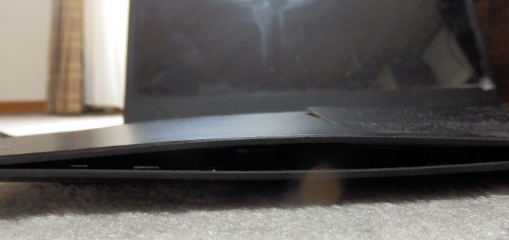 バッテリが膨張して、シャーシが曲がっている