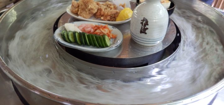 家族単位で、そうめんを流してくれる