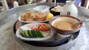今回は、から揚げ、冷奴、おしんこを頼んだ。