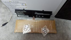 ALiexpressからバッテリーが届いた。やり取りで遅れたからかパンタのアクセが入っていた。