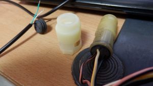 MINIのECUケーブルと、資料を見比べながら配線を検討した。