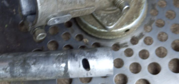 シャフトが馬鹿穴になって、ねじもガタガタになってしまった。