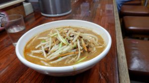 担々麺は、ゴマの味に辛みのあるスープ