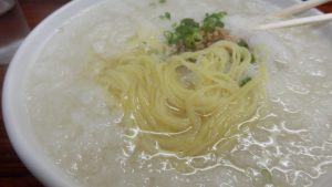 蘿蔔湯麺はすごい細麺でスープが絡んで橋が進む