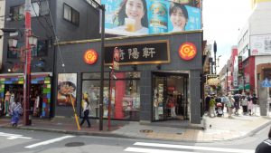 中華街の入り口には、いきなり崎陽軒がある