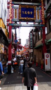 市場通りは占いの怪しい店がたくさん
