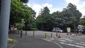 多磨霊園正門