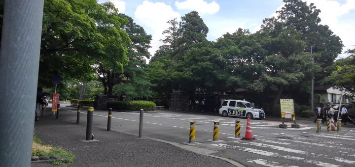 多磨霊園正門