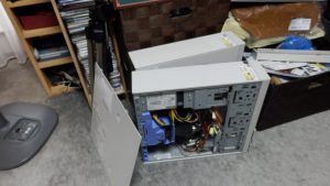 家にある余り物のサーバーでNASを作ろうと思ったけど、水冷モデルだったり、UPSがついていたりで、いまいちだった。