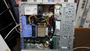 SASの10TBを4台インストールできた。