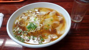 今回の天山はシンプルな雲吞湯麵を頼んだ。