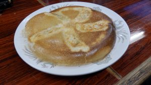 今回は、羽根つき餃子を頼んだ。