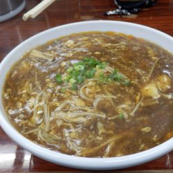 あと、酸辣湯麺（スーラータンメン）を頼んだ。