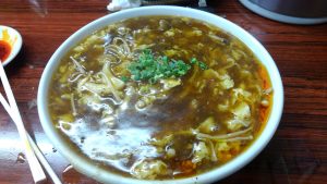 天山の酸辣湯を食べた。