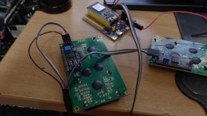 この開発ボードは、一対一の直結でLCDパネルと接続できた。