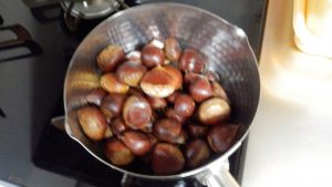 今回収穫した栗をさっそく煮た
