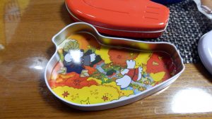 缶の中身にもそれぞれの絵柄が入っている