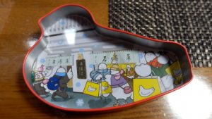 缶の中身にもそれぞれの絵柄が入っている