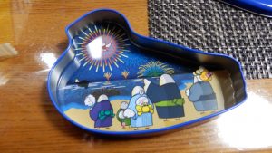 缶の中身にもそれぞれの絵柄が入っている