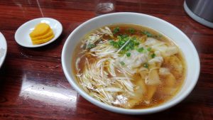 今回はワンタン麺を頼んだ