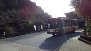 つるつる温泉は結構バスが来ている。