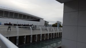 最初は自分たちの待機列増えなかったので、今回はたいして来ていないのかと思ったら、後ろの方でものすごい待機列が控えていた。整理券は、1600番台まであった。
