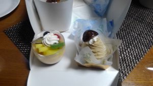 モンブランとプリンを買った。