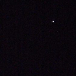 シャッタスピードを遅くすると、ISSは移動が速いので流れる