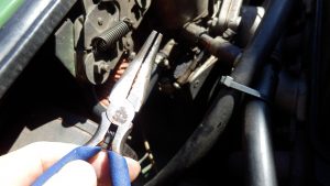 ラジオペンチを操作して、開けることができた。