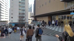 今回は、物販不要と思ったので12時くらいに来たけど、結構並んでいる。