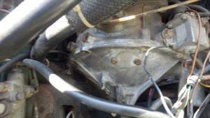 エンジンの片側上げることで、クラッチカバーのネジにアクセスできるので、エンジンを下さなくてもクラッチ交換ができる