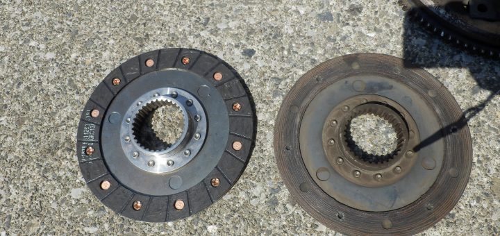 新品と取り出したクラッチ版。リベットまで削れてしまっている。