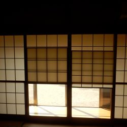 新しい人を迎えるに会って、障子が黄ばんでいるので張替をお願いする。